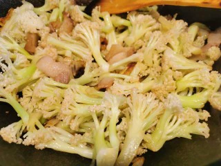 快手菜~干锅菜花,翻炒几下