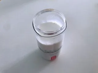 牛奶豌豆热饮,牛奶加热。我用的盒装纯牛奶,带包装放到煮过豌豆的水中5分钟,其间翻个面,晃一下,热得快。或者倒出牛奶在微波炉中叮一下,只要牛奶是热的就行。豌豆放入料理机,倒入牛奶,打至顺滑无渣,装杯,味道超赞,出门去玩都是可以带上喝的。