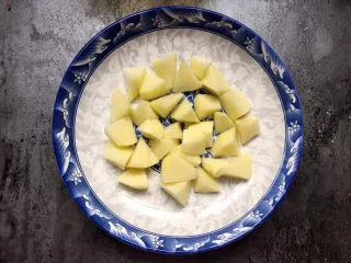 四川乐山名小吃—粉蒸肉卡饼,盘底铺上土豆(也可以铺南瓜、红薯,也可以不铺)。