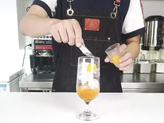 简单制作解渴冷饮，网红水果气泡水,加入几个新鲜橙子果肉