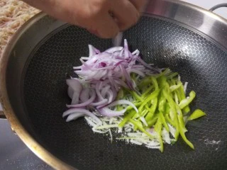 山西小吃炒不烂子,倒入洋葱尖椒。