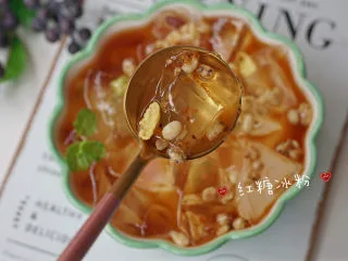 夏日冰爽甜品--红糖冰粉,加入红糖水搅匀，放入自己喜欢的坚果、水果麦片等口感更佳❤️