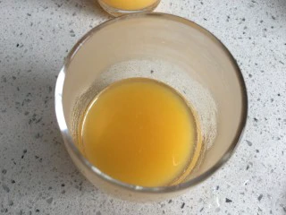 桃橙之恋 夏日饮品,倒入杯中