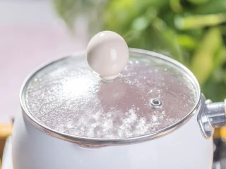 炎炎夏日，你一定要来一碗清凉又解暑的甜品！,煮开后，关火盖上锅盖焖10分钟左右