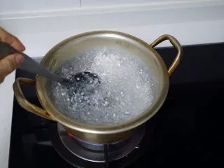 秒杀甜品店的，简单做法的杨枝甘露！,锅内放水烧开后倒入西米，西米放入锅内后开中火，用勺子不停地搅拌，以防糊底。 