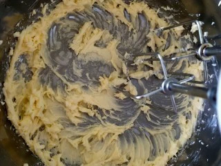 在家也可以制作奶茶,将细砂糖和盐完全打融化发白状态，并且没有任何颗粒。