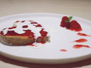 创意鹅肝甜点,利用果酱、打发淡奶油、覆盆子、薄荷叶等作装饰,做成喜欢的摆盘即可。图片里是用草莓酱制作了一颗红心象征满满的爱