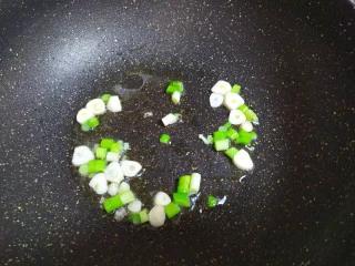 西兰花炒虾仁,锅中油热，加入葱蒜炒香