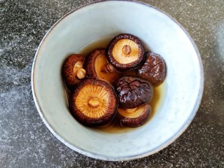 超简单家常版～香菇黄焖鸡,准备十几颗干香菇，清洗干净后用温水泡软。 用温水比较容易泡开，香菇质量不同。大约泡几个小时吧。