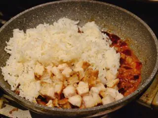 秘制异国风味鸡胸肉腌料&绝佳搭配 （减肥必备）,洋葱变成半透明 散发出诱人香气时 放入之前煮的米饭和鸡肉丁