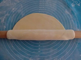 #地方特色小吃# 自制龙抄手,擀的面皮卷起来慢慢压,压到0.5毫米左右的面皮就差不多了。如果喜欢厚点的就压厚点