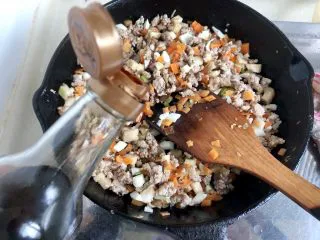 土豆的101种吃法➕火山肉末土豆泥,加入一小勺老抽炒匀上色