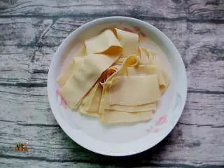 延吉小吃——沾串,千张切成长条