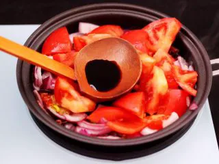 番茄牛肉炖土豆,这个时候加入提前切块的番茄，倒入生抽。