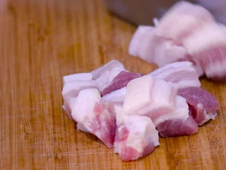 五花肉烧土豆,五花肉切块