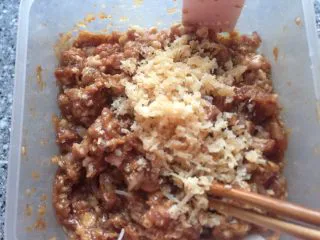 乡味~重庆小吃红油抄手,放入肉馅中搅拌均匀。