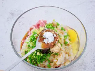 鲜虾猪肉馄饨,加入盐