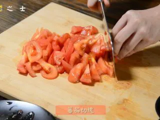 能吃下一盆米饭的------茄汁龙利鱼,将番茄切成小块备用