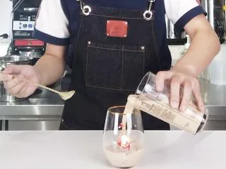 奶茶控们的福音，让你的奶茶肚换个口味,倒入调制好的奶茶