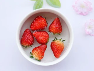 两分钟自制超nice的草莓奶昔,草莓用盐水浸泡几分钟去蒂清洗干净。