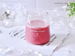 车厘子草莓冰奶昔,好喝到没朋友,一杯根本不够喝的,嘻嘻,我一口气榨了两杯喝。