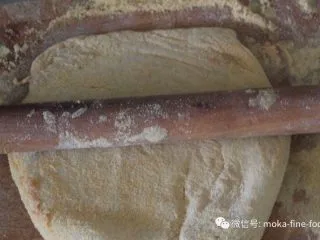 老北京小吃之“驴打滚”,用擀面条的手法手从中间向两边用力,把糯米面擀匀称。