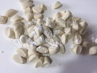 简易版陕西小吃烩麻食,撒一些干粉