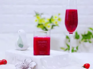 火龙果小番茄蜂蜜果汁,榨好的果汁放入冰箱冷藏保存一个小时，味道会更棒。