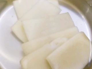 江南名小吃～炸年糕,年糕用热水煮两分钟