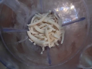 自制年夜饭饮料-------椰肉牛奶热饮,切好的椰子肉放入豆浆机里，倒入适量的牛奶，打成细腻的牛奶椰子汁倒入煮锅内