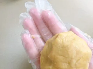 从小吃到大都吃不腻的黑芝麻桃酥,松弛好之后,将面团分成若干份。 可以根据自己喜好或大或小,揉成团,放在烤盘上,压扁。