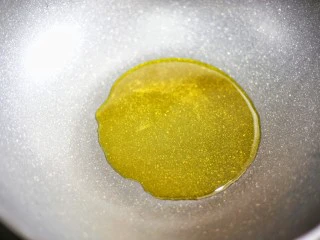 低脂爽脆开胃下饭的腌黄瓜条,热锅热油。