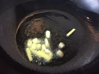 简易版陕西小吃烩麻食,放入姜蒜爆香