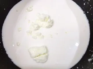 清火滋补之莲子双皮奶,加入奶粉