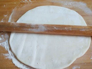 手擀面 北京特色小吃 炸酱面,擀成面皮。