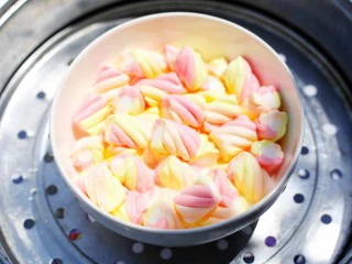 做法无敌简单的冰淇淋,棉花糖上锅大火蒸至融化。