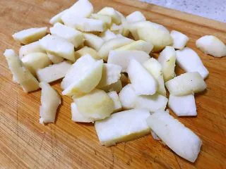 马蹄银耳红枣汤,切成小块,具体切多大块看个人喜好。