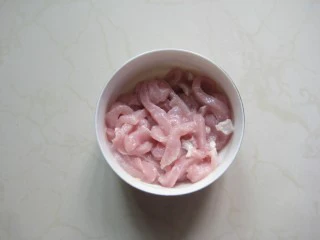 三丝茄子：香辣过瘾的潇湘风味下饭菜,放入碗中，加入腌料腌渍15分钟（生抽1小勺，料酒1/2小勺，水淀粉2小勺，植物油1小勺）