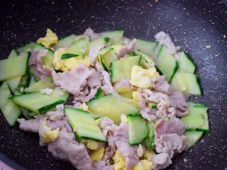 黄瓜鸡蛋炒肉片,翻炒均匀即可