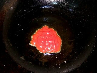 #猪里脊# 糖醋里脊,锅中油全部倒出，放入三勺番茄沙司