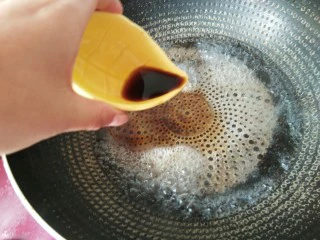 韩式辣炒年糕，炙手可热的小吃,倒入陈醋。