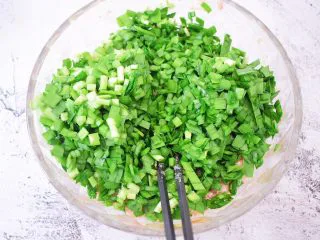 猪肉韭菜锅贴,加入韭菜