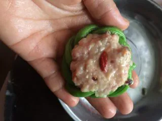 土豆肉末酿豆角,放上一粒杞子装饰