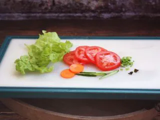 冬阴功风味蒸烤鸡胸佐时蔬配吐司切片,准备一下蔬菜，生菜清洗干净，撕成小朵，番茄切片备用。 喜欢什么蔬菜都可以随意添加。