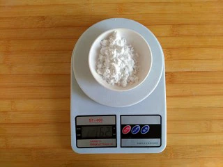 风情花生酱香蕉丸子,玉米淀粉用电子秤称好待用