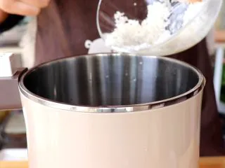 米香玉米汁(豆浆机版),再倒入清洗干净的大米