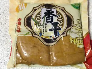 家常小炒韭菜香干,香干一包。