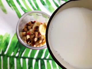 卡乐比胡萝卜香蕉营养奶昔,加入纯牛奶（牛奶稍微热一下口感会更佳）