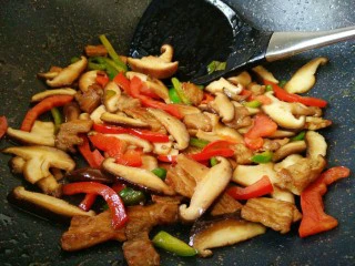 #猪年#五花肉炒香菇,炒匀即可关火