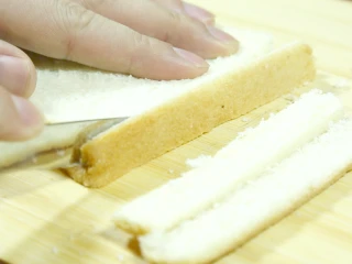 港式茶餐厅小吃,香甜味美的西多士,吐司面包两片,切去四周的硬边